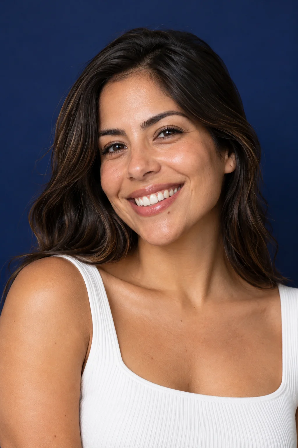 Retrato conceptual de una mujer sonriendo con naturalidad